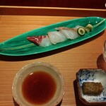 百味処 おんじき - 明石の鯛　皮が添えられ嬉しいな　手前右側のジュレを添えるとまた良し