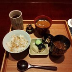 百味処 おんじき - ちりめん山椒の炊き込み御飯　白味噌カレー　炊き込み御飯は大半がお持たせに　少し濃い目の味つけですが、冷めても美味です