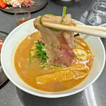 Japanese Soba Noodles 蔦 - 和牛の薄切りでは無いかと思われるレアチャーギュウ（？）