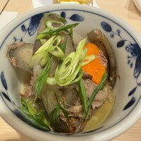 牛刺しと焼肉 仔虎 クリスロード店 - 牛すじの煮込み