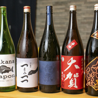 当店自慢の料理に彩りを添える、天草酒造の銘酒が勢揃い