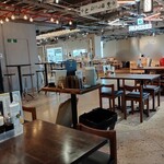 居酒屋スタンド ジャンプ - カウンター席はなく全てテーブル席。通路の挟んでも席がある。