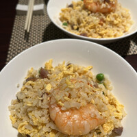 ホテルオークラ 中国料理「桃花林」 日本橋室町賓館 - 五目炒飯２０８９円。一人前を分けて提供していただきました。気の利く接客ですよね♩