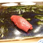 鮨 こう介 - 赤身漬け：水分は極力落とし、漬け醤油との一体感を楽しめた。