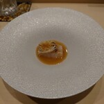 鮨 こう介 - 甘鯛の松かさ焼き：パリっとした食感で、鰹出汁が効いた。鶏出汁も程よくブレンドされている。