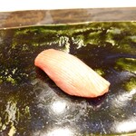 鮨 こう介 - 鮪大トロ（鳥取県産）：特徴ある50（実際には70以上）の包丁を入れ、食べ心地良さに加え、鮪の旨みを引き出した!