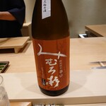 鮨 こう介 - みむろ杉（純米吟醸辛口）：飲むとキリっとした喉越しを感じる
