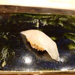 鮨 こう介 - 鱸（すずき）昆布じめ：コリっとした食感、昆布の旨みとの絶妙なハーモニー