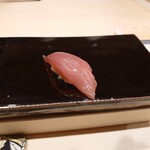 鮨 こう介 - 鰹：玉ねぎ醤油漬けで、身を薄く切り、二枚重ねにした。マグロのような食感となった。