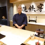 鮨 こう介 - ベテラン職人、小澤氏は9月から大将として新宿の店舗を任せられた。料理に合わせた日本酒を、キッチりと選んでくれた。