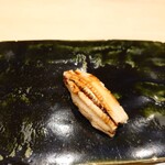 鮨 こう介 - 穴子：ほんのり甘辛く、口の中でトロケた