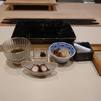 鮨 こう介 - 前菜：糸もずく、蛸のたたき、クリームチーズ味噌漬けトリュフ和え、ガリ2種（赤酢、鰹節根醤油）…いきなり、日本酒を楽しみたくなる料理の登場からスタート！