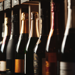 料理との相性を考えたワインエキスパート厳選のワインリスト