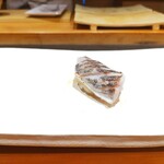 鮨裕 - 梭魚♪　小田原　炙りに酢橘塩のマッチング  ふわふわで甘さ引き立つ　卸の時点の仕事が活きる信頼の逸品らしい