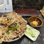 中華料理 末広 - 焼肉丼並盛、スープと生卵、お新香が付きます