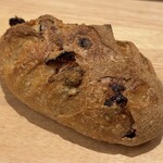 ブランジェリー ラ・フォンティヌ・ドゥ・ルルド - りんごとレーズンのパン