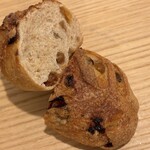 ブランジェリー ラ・フォンティヌ・ドゥ・ルルド - りんごとレーズンのパン（カット）