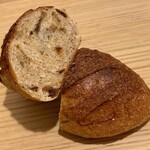 ブランジェリー ラ・フォンティヌ・ドゥ・ルルド - デーツのパン（カット）