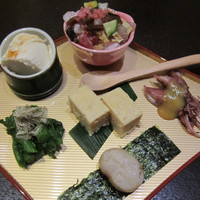 鮨駒 - バラちらし、自家製豆腐、ホタルイカ酢味噌和え、百合根と地鶏の蒸し物、菜の花、たいら貝