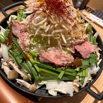 坐もつ焼き いしん - 牛もつ鉄板焼きお味は２種類　濃厚醤油と辛味噌