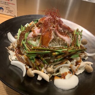 特製鉄鍋で豪快に炒める！牛もつ鉄板焼き！！