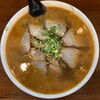 코우라이 - みそラーメンが人気商品。大きな丼にたっぷり注がれたスープと分厚いチャーシュー。