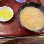 乙妻 - もつ煮と比較すると　味噌汁は少ししょっぱかったな