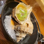 一一 - つぶ貝　塩に高濃度のアルコールを染み込ませて貝の中のお出汁をグツグツさせてくれる