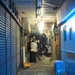 魚虎 - 二部スタート前、店前には人だかり