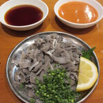 魚虎 - 和牛生センマイ刺 780円