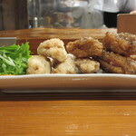 魚虎 - 手羽先唐揚 858円、タレと塩あり(写真は、あい盛り)