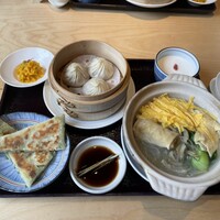 點水樓 本館 - 平日限定 ランチセット
                    Dセット
                    前菜
                    豚肉小龍包3個
                    油豆腐細粉
                    （揚げ麩肉詰めの春雨スープ）
                    三角のツォンヨウビン（葱パイ）
                    本日のデザート