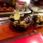 ウェルファン カフェ - まずはいきなりドン！と山盛りのオリーブが供されます。もちろん種は処理済み。あまりオリーブって得意じゃなかったのですが、ローズマリー（かな）の量が絶妙でクセがうまく抜けて美味しい。