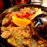 ウェルファン カフェ - 魚介とソーセージのパエリア（1人前：1,500円）。フランクストンと同様のうまさ。レモンのほかにオレンジが載ってますね。おすすめにしたがって魚介に絞ると美味。