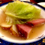 ウェルファン カフェ - じゃがいもとキャベツの温野菜（450円？）は、ソーセージのないポトフのようなスープでした。キャベツの煮方をリクエストを聞いてきます。手前右の赤いものもジャガイモなんですよ。