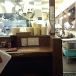 岩本屋 - カウンターとテーブルがあります