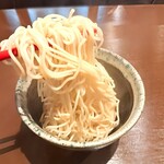 ネワ屋 - 替え玉。こんなことしている間に麺がのびてしまうので、普段はやらない方がいい。