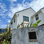 カフェモン - いわゆるご自宅カフェ、白い壁が真っ青な相良の空に映えます(^^)
      お店のすぐそばには相良サンビーチ♪