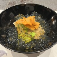 鉄板焼き 華粋 - 前菜の雲丹と松川カレイのお出汁ジュレがけ。蒸し暑い季節にぴったり。爽やかに肉厚のカレイが美味！！