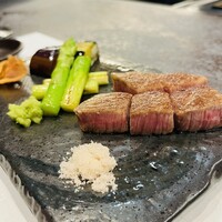 鉄板焼き 華粋 - なんといっても和牛フィレが絶品！ほっぺた落ちちゃう♥️旬のアスパラと茄子の焼き上がりも絶妙。
