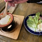 JUNViNO - バーニャカウダ。溶けたチーズをたっぷりつけて