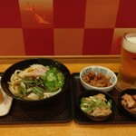 驛麺家 - 立ち飲みワンコインセットと山菜うどんといなり寿司で(税込)990円 ※角度を変えて (2024.06.26)