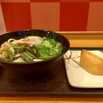 驛麺家 - 山菜うどん (税込)390円 と いなり寿司(税込)100円 ※角度を変えて (2024.06.26)