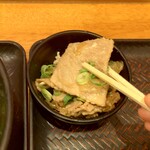 驛麺家 - 立ち飲みワンコインセットの小鉢-豚肉和え物→お肉の感じ (2024.06.26)