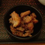 驛麺家 - 立ち飲みワンコインセットの小鉢-鶏正肉 焼き鳥風- (2024.06.26)
