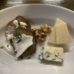 JUNViNO - チーズ各種。黒っぽいのはいぶりがっこ。チーズが合いますね