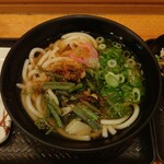 驛麺家 - 山菜うどん (税込)390円 に一味をたっぷり投入！ (2024.06.26)