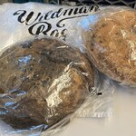 Wildman Bagel - 焙茶與渋皮栗貝果 500日圓 & 薩摩地瓜與黑芝麻貝果 390日圓