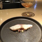 テアトロ ディ マッサ - 黒メバルの藁焼きと茴香とパプリカのサラダ