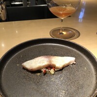 テアトロ ディ マッサ - 黒メバルの藁焼きと茴香とパプリカのサラダ